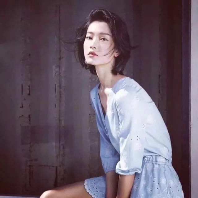 所以,如果驾驭不了超短短发,不妨就选择杜鹃的蓬松lob头.