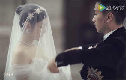 又重温了陈晓和陈妍希教科书式婚礼,揭头纱的方式真的甜的像电影!