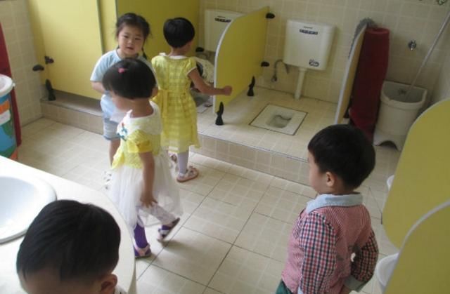 老师不会告诉你为什么很多孩子不在幼儿园拉粑粑?家长
