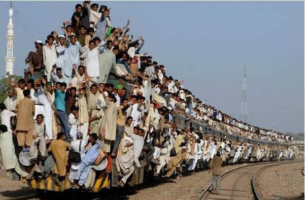 准确的说人家那不是坐火车而是挂在火车上,因而印度是世界上火车摔死
