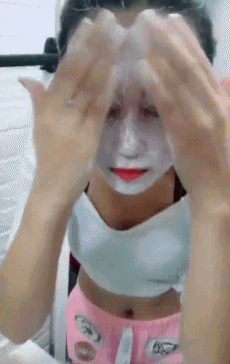 搞笑gif:妹子这扮相,就问你像不像一只猴?-北京时间