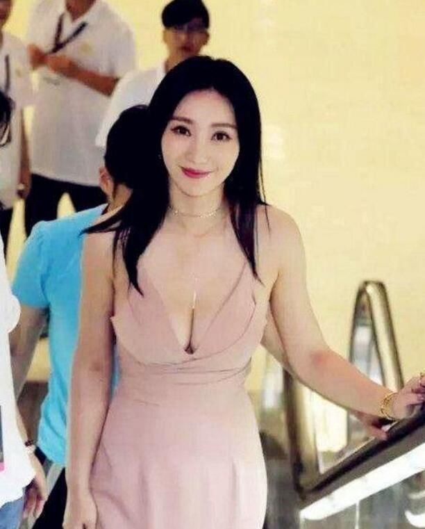 柳岩这一身裸色衣服,上半身似乎只剩下两个圆半球,上围傲人,事业线也
