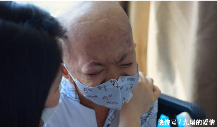 8岁白血病男孩每晚只能坐在马桶上睡觉:"妈妈,我
