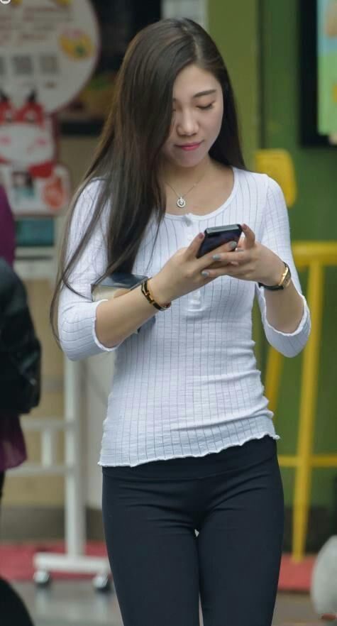 街拍:黑色紧身裤 白色长袖t恤的美女,完美质感,更显