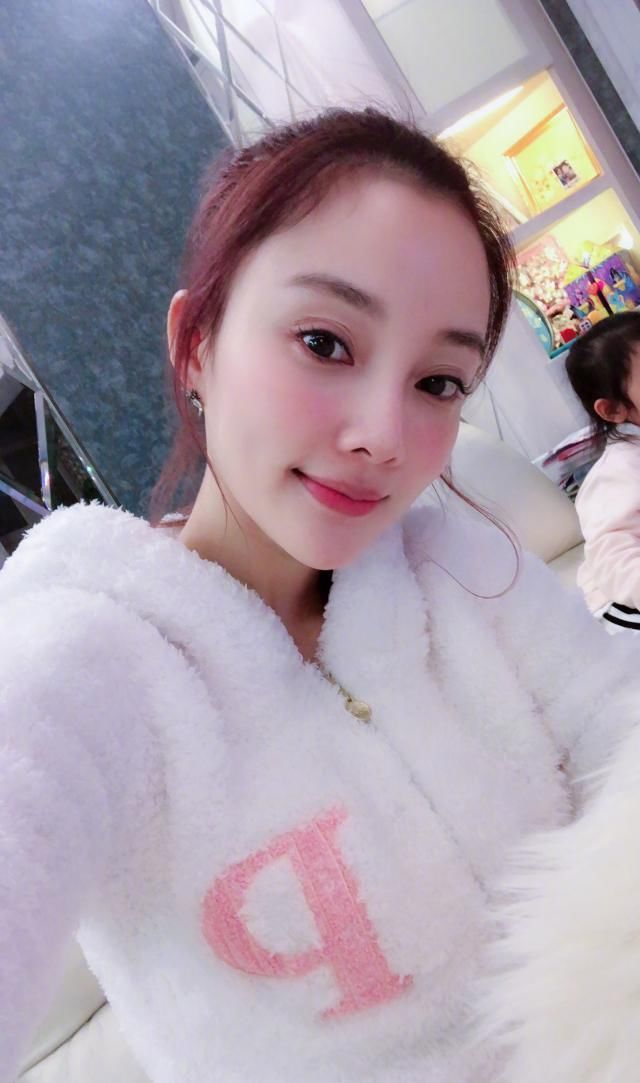 大过年的李小璐更新微博,一张图,10万人点赞,评论区炸