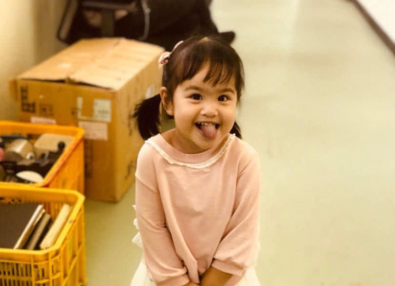 包贝尔晒女儿照片,网友纷纷调侃:明明很萌为啥非得走表情包路线