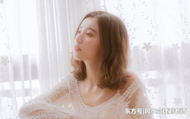 生肖属鼠的女人,外表温柔内心细,怎么看都是个女人味十足的女人,但