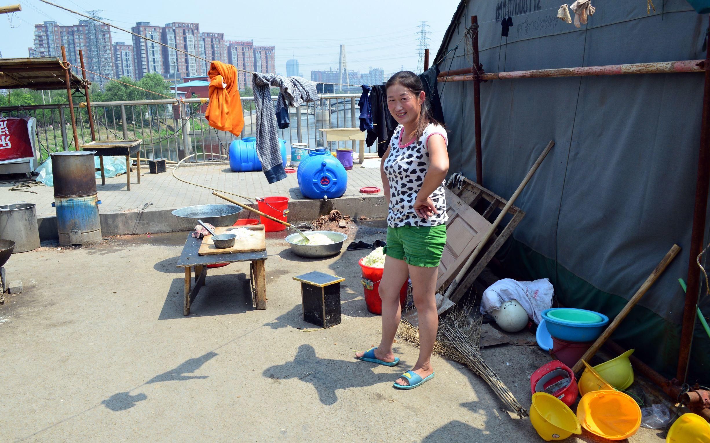 实拍:女厨师给一百多农民工做饭,露天厨房铁锨当铲子