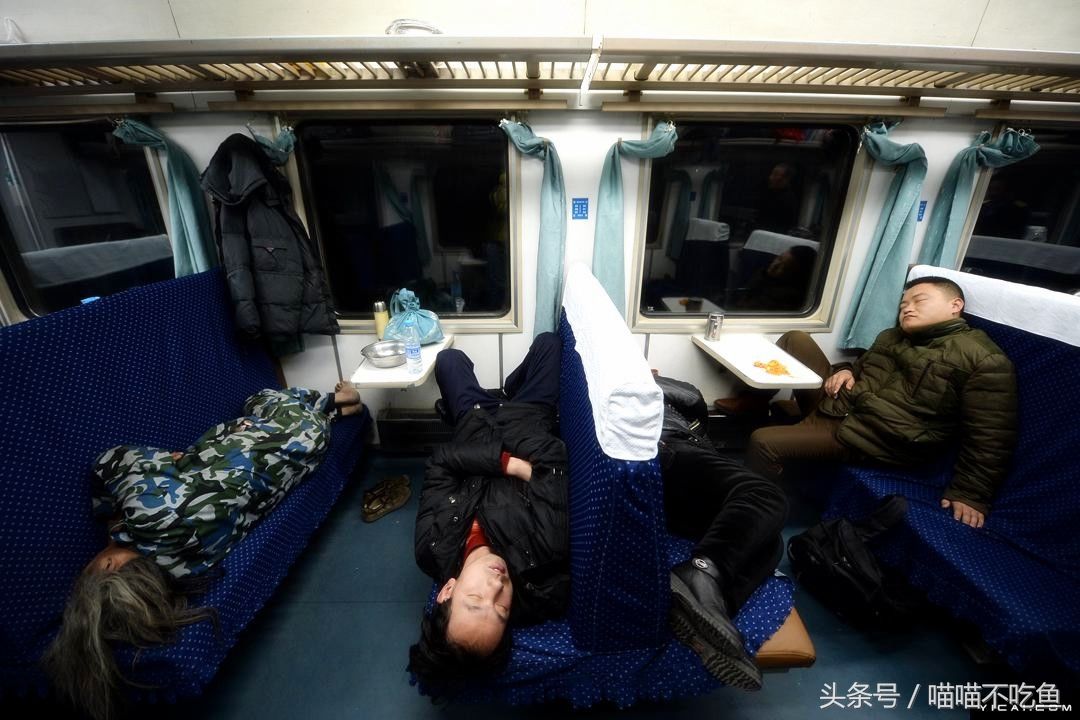 火车上的奇葩睡姿,有搞笑有心酸,网友:最后一个我给满分!