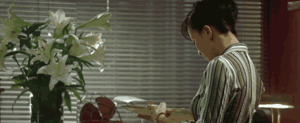 做菜都是好手,大学时追她的人,能排好长一截,唯一的缺点是火气大了点