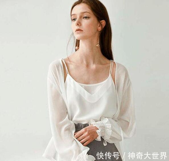 为什么女生穿半透明的白衣服里面都要穿黑内衣?看完这