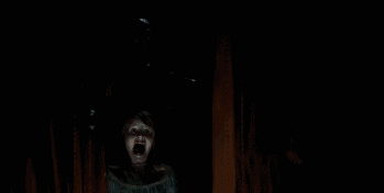 片里的小姑娘,会半夜到处乱走吓坏家里人,会在厨房桌上插满菜刀,白天