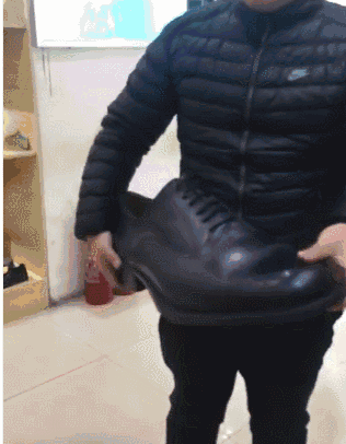 搞笑gif:这老牛吃嫩草真的过分了!