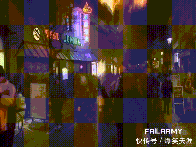 搞笑gif:不好意思帅哥,你走错地方了!