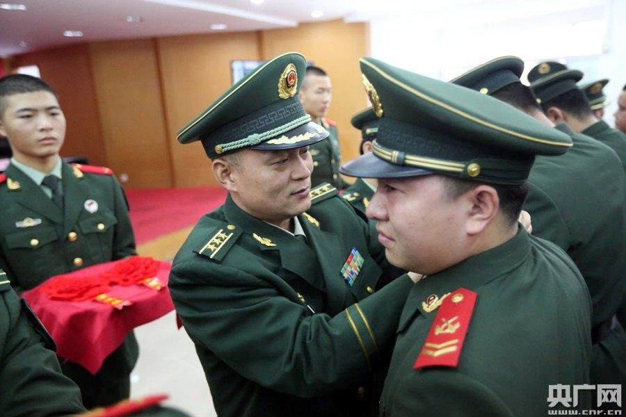 粤港边界一线武警广东边防六支队93名老兵光荣退伍