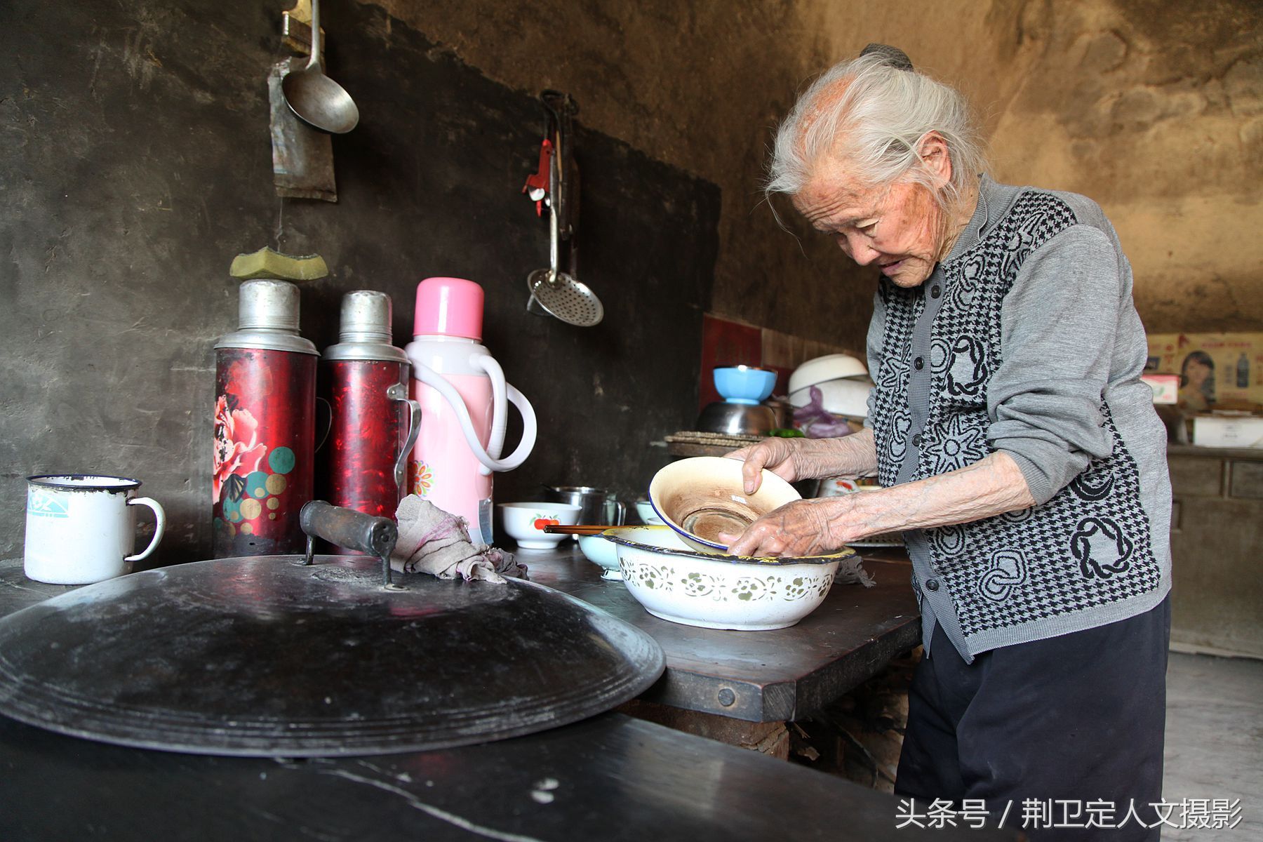 山西101岁农村老人爱子情深,天天给71岁儿子做饭干