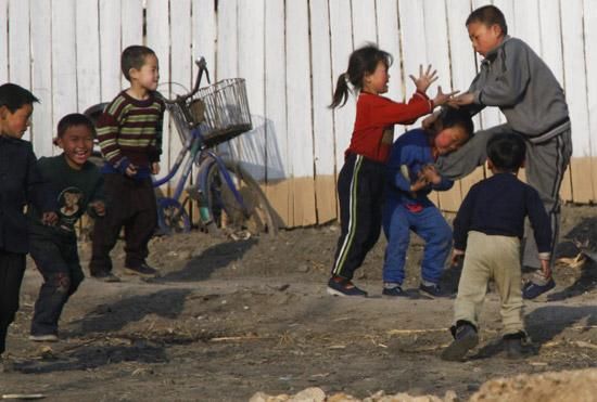 实拍朝鲜儿童:富家孩子跳芭蕾,农村孩子打架很凶!