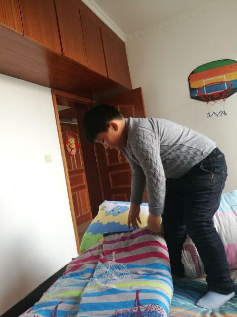 家庭作业堪比军训 小学生叠被子上脚踹
