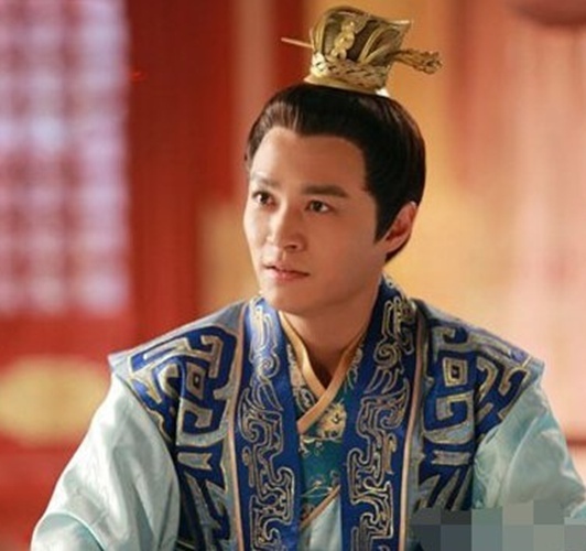 李世民一夜成名,2010年主演《五星红旗迎风飘扬》获得第28届中国电视