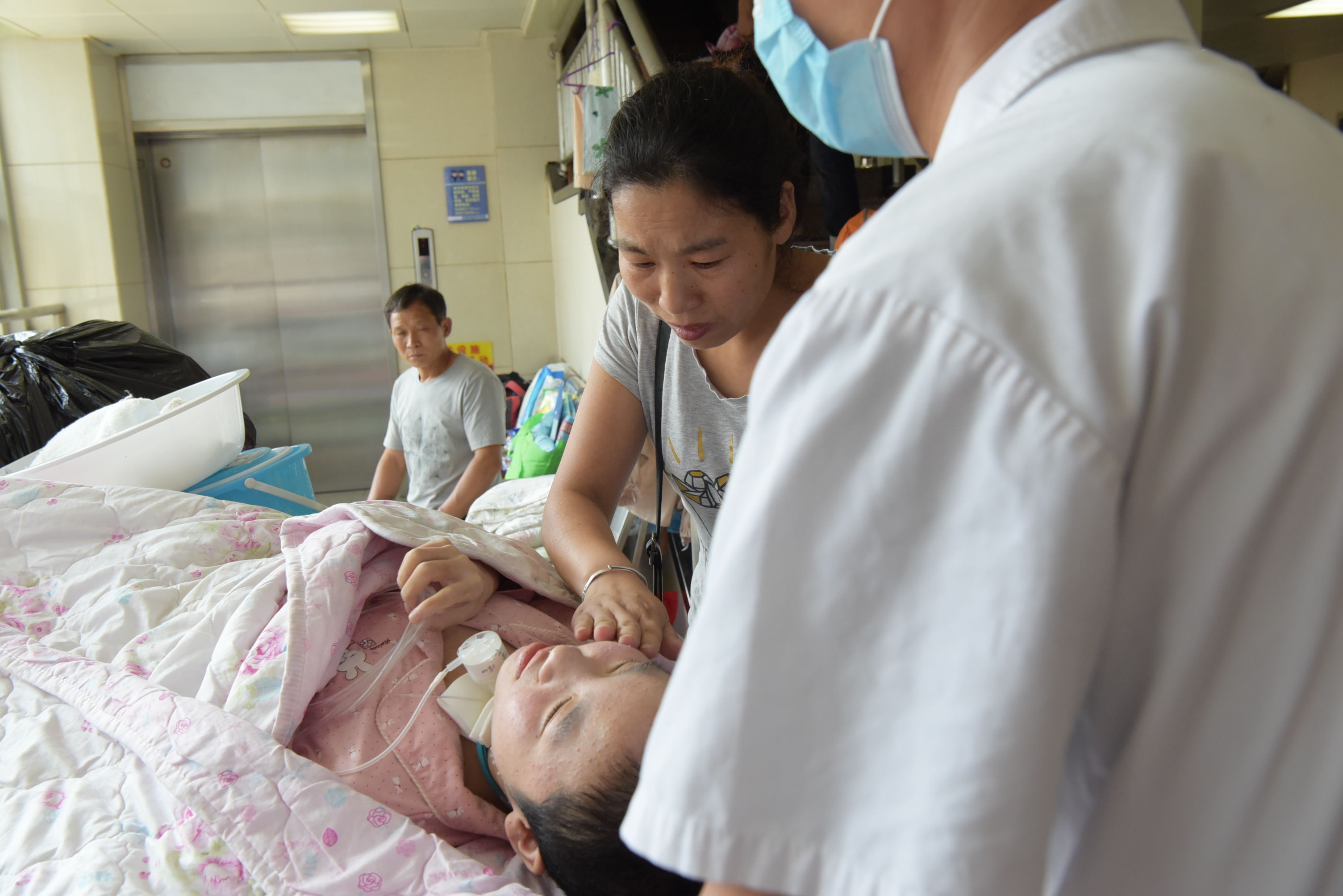 14岁女孩患重病住重症监护室1年 无钱治疗被迫出院