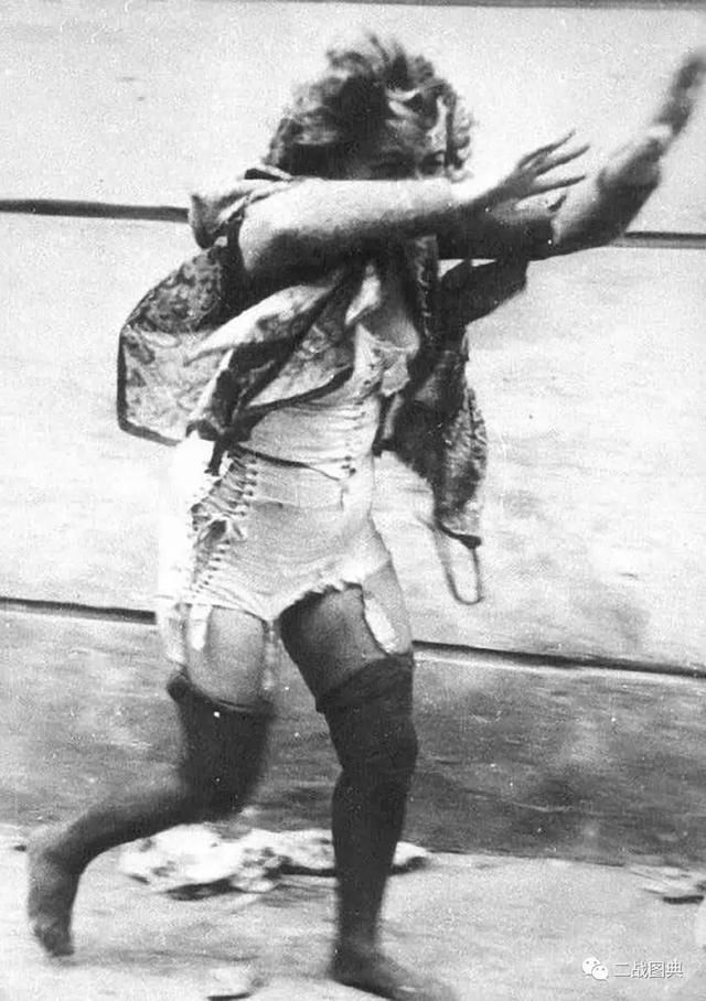 1941年7月25日上午,乌克兰辅警开始在他们的家中逮捕犹太人,而平民则
