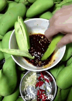 搞笑gif:待你长发及腰,拉屎记得要撩!