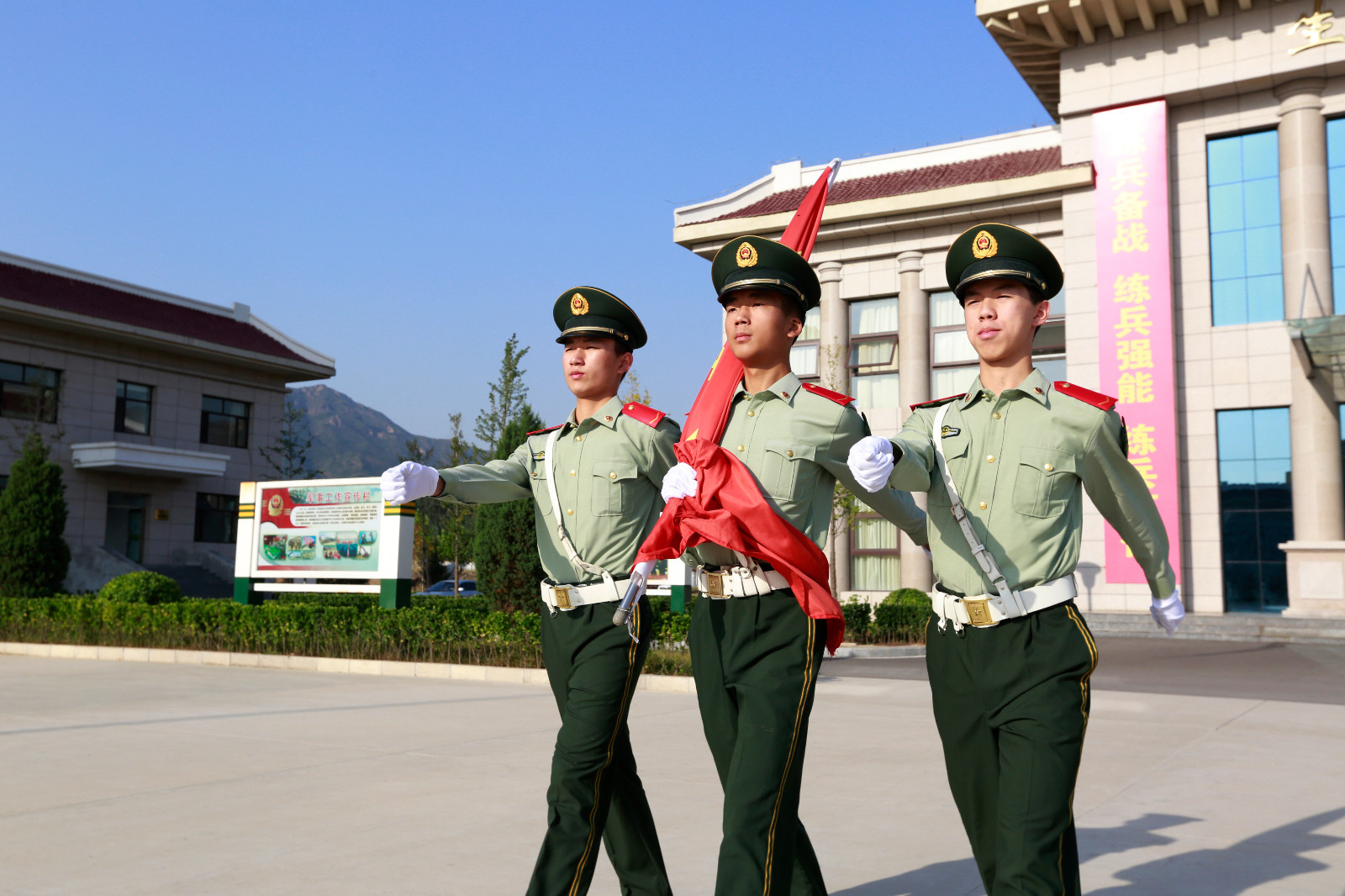 武警交通七支队隆重举行升旗仪式庆祝新中国成立68周年