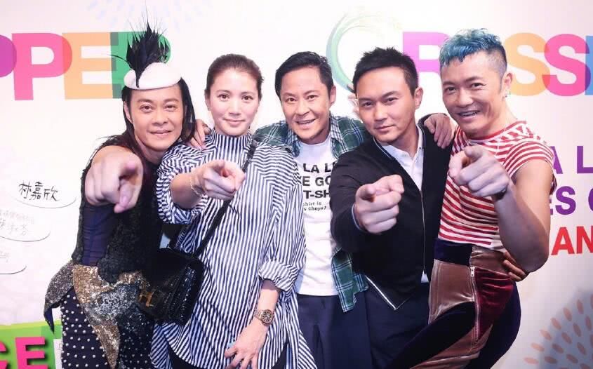 张智霖袁咏仪晒海边牵手照庆结婚17周年,网友:我又相信爱情了
