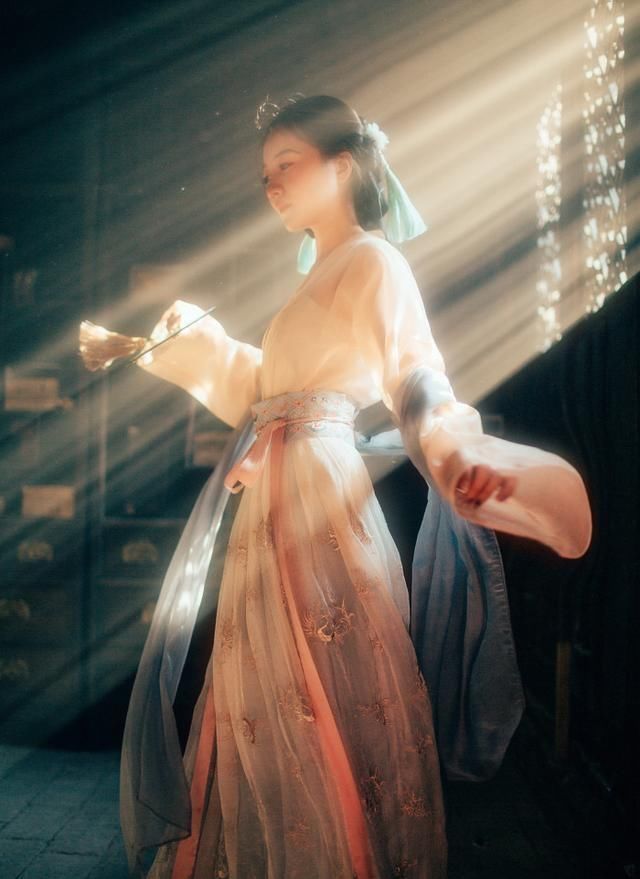 9,天秤座 天秤座专属月下美人是一个仙女姐姐,一袭肉色的长裙美轮美奂