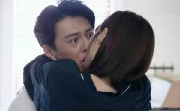 靳东拍吻戏时都会害羞,唯独对这个二婚女最深情!