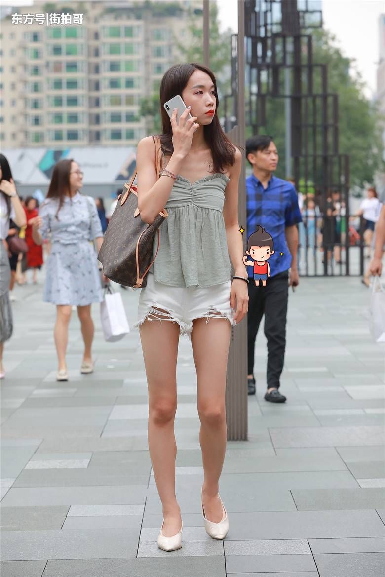 街拍联盟:完美腿型隐形船袜美女,吊带和热裤更配哦