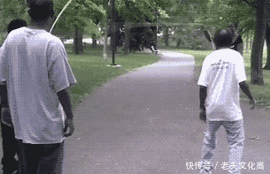 推开包厢门那一刻里面响起了掌声,一个悦耳的女生喊到:终于来了一个男