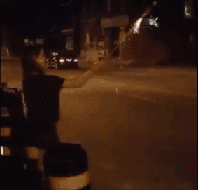 搞笑gif图:有点尴尬了,小子等着跪搓衣板吧!