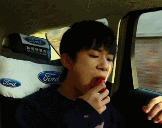 王俊凯组团偷吃,王源组团蹭饭,落单的易烊千玺也没有闲着