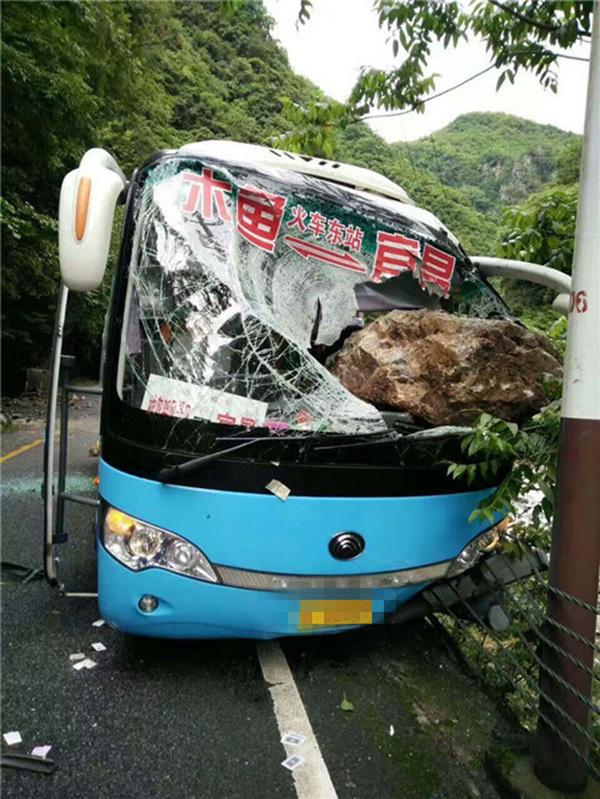 神农架开往宜昌一大巴被山上滑落巨石砸中,司机不幸身亡