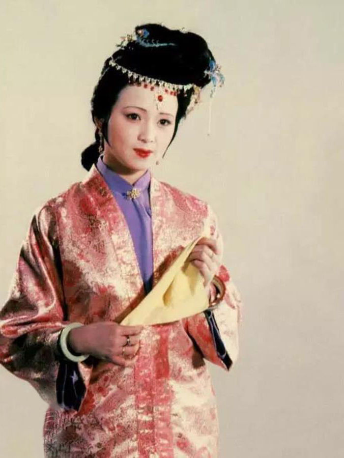 87版红楼梦里的两版秦可卿,作为红迷,你可曾留意过
