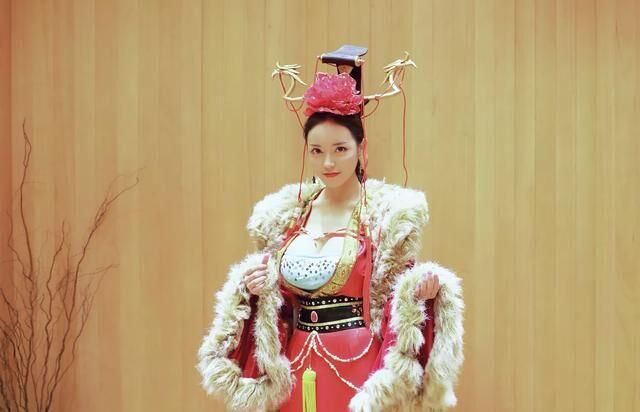 90后性感女星潘春春是影视演员,但除了一部电影《嫦娥》,她能拿得