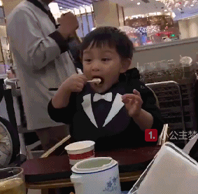 搞笑gif图:妹子本想秀一波,就是结局有点惨