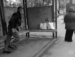 一个男孩跑到村长家:
