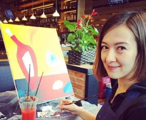 讲真,尼格买提的老婆,才是央视男主持人夫人中最俊的