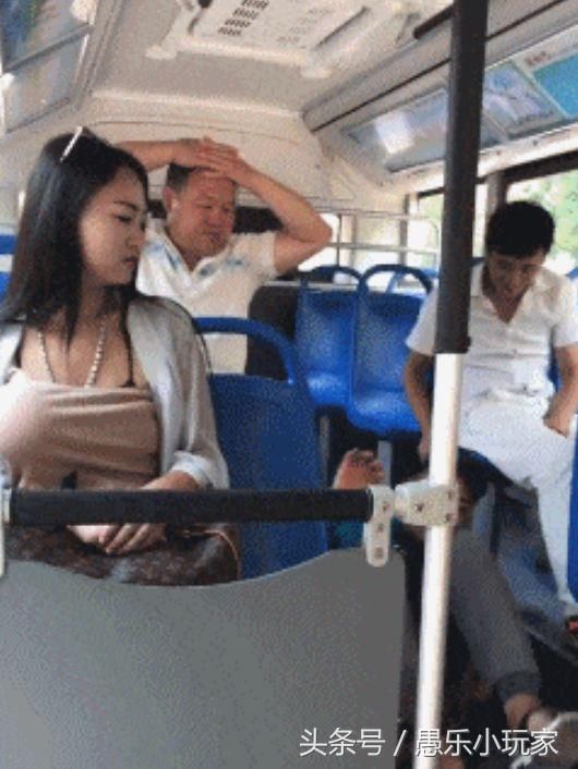 男子在公交车睡觉,不小心碰到女子胸部,最后他的下场很惨!