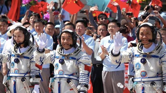 2013年6月11日下午,图为"神十"发射出征仪式中的三名航天员.