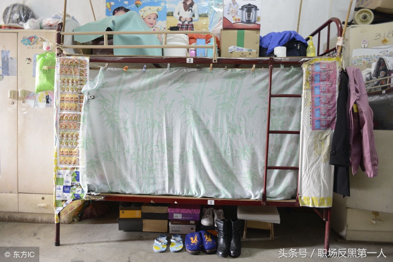 广东打工妹的宿舍:虽然拥挤,但是干净,衣服挂得像万国旗,壮观
