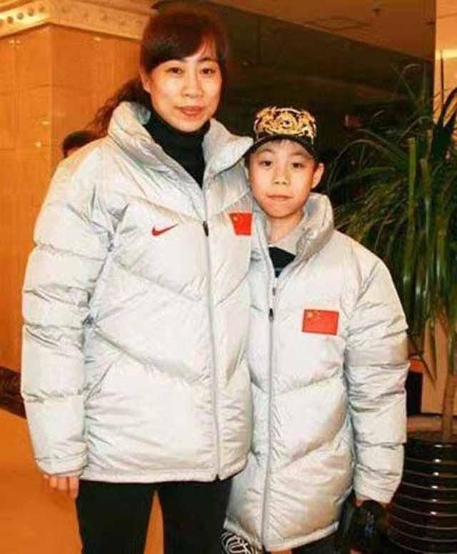 中国男篮后继有人!仅18岁高2米08夺美国冠军,称致敬姚明为国效力