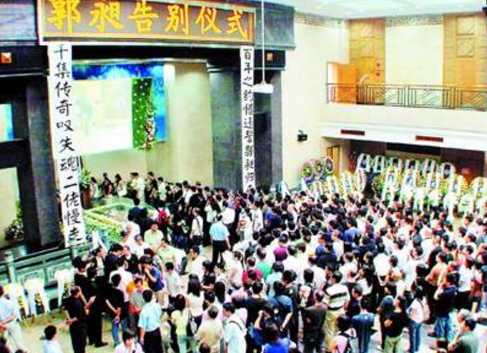喜剧演员郭昶葬礼,妻子伤心欲绝,上千群众送别!
