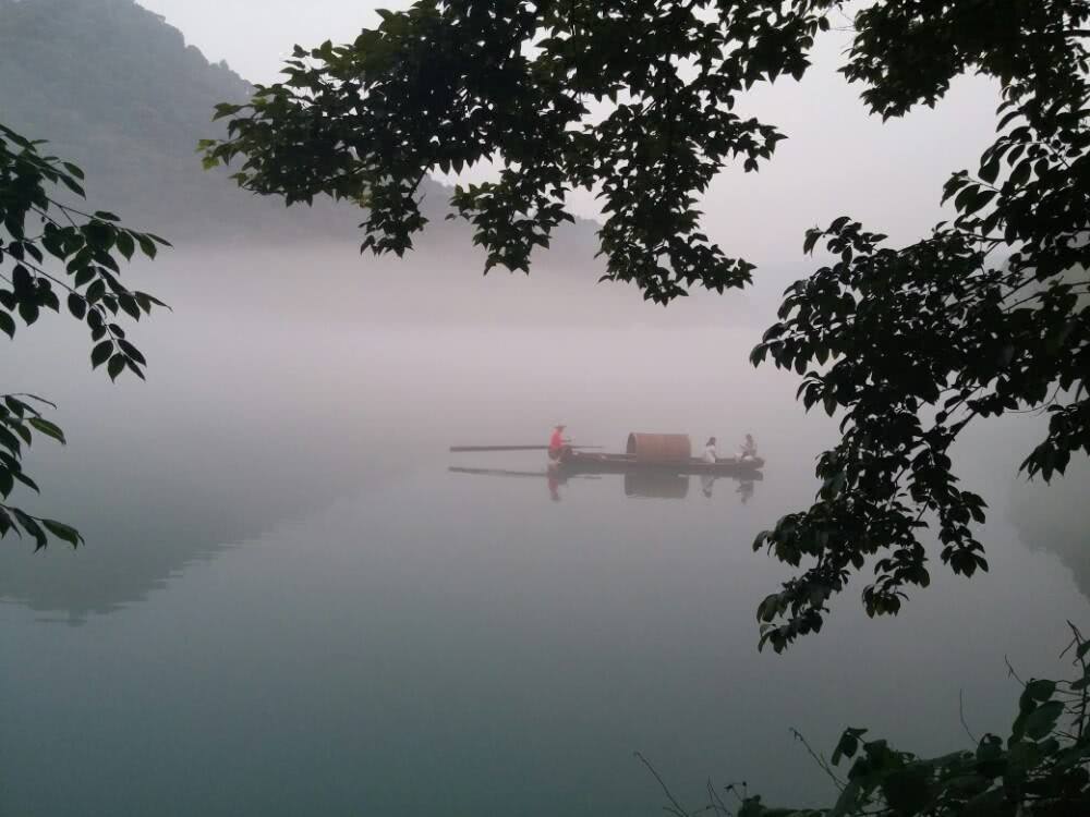 读睡精选古诗词 夏日美丽仙境出,水清屏面韵馨图