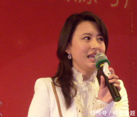 央视主持人落泪,董卿张蕾让人心疼,倪萍被感动,而她却