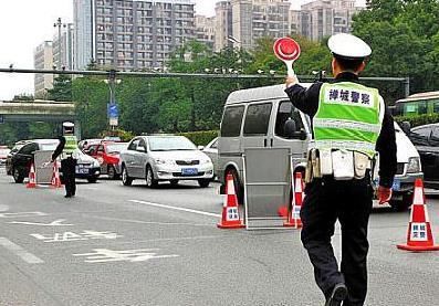 本田车撞人肇事逃逸,交警设卡阻挡,看到车牌后,选择敬礼放行!