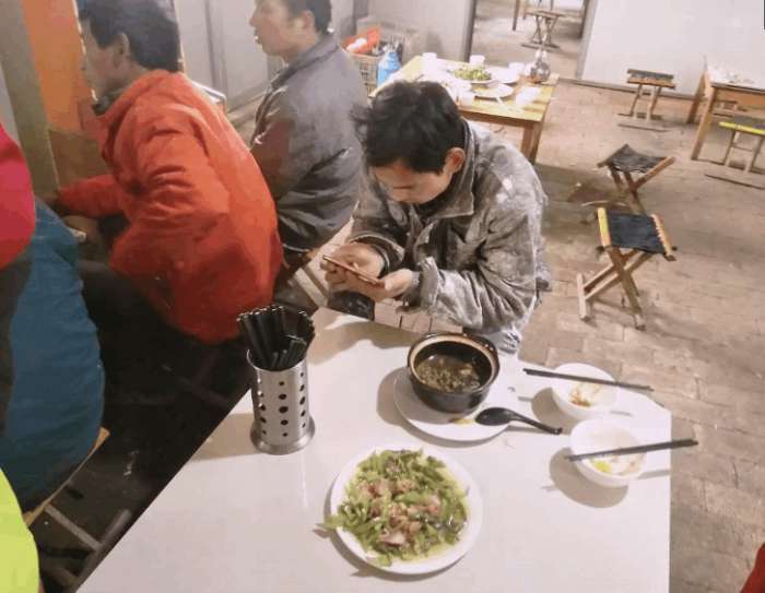 工地边上的饭店超市,铁皮搭建却是农民工下班最爱去的