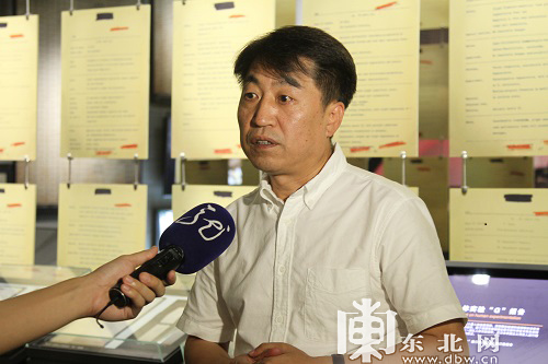 侵华日军第七三一部队罪证陈列馆馆长金成民正在接受采访.